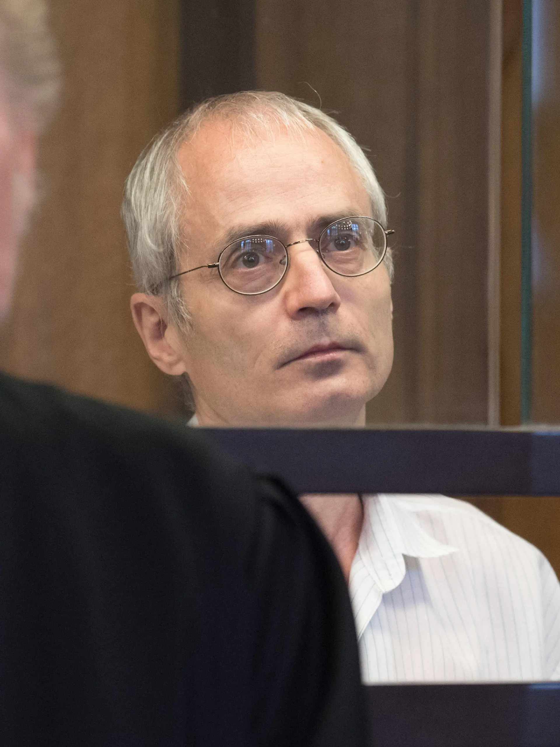 ARCHIV - 08.07.2020, Berlin: Der Angeklagte Gregor S. (r) und sein Verteidiger Eckart Wähner stehen bei der Fortsetzung des Prozesses um die tödliche Messerattacke gegen den Berliner Chefarzt Fritz von Weizsäcker. (zu "Fritz von Weizsäcker erstochen - Revision gegen Mord-Urteil eingelegt") Foto: Jörg Carstensen/dpa +++ dpa-Bildfunk +++