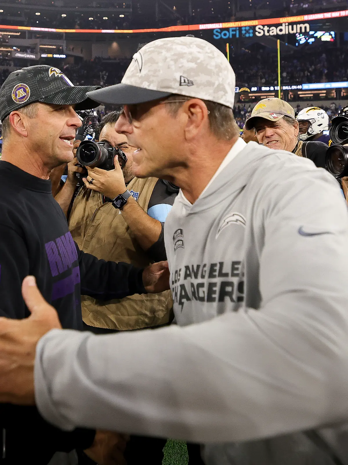 Ravens-Trainer John Harbaugh schlägt Bruder Jim und die Los Angeles Chargers.