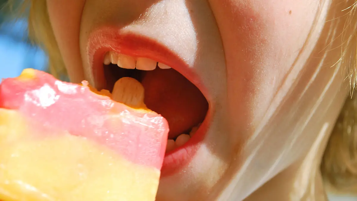 kind,essen,eis *** child,eating,ice jn9-h7k,model released, Symbolfoto