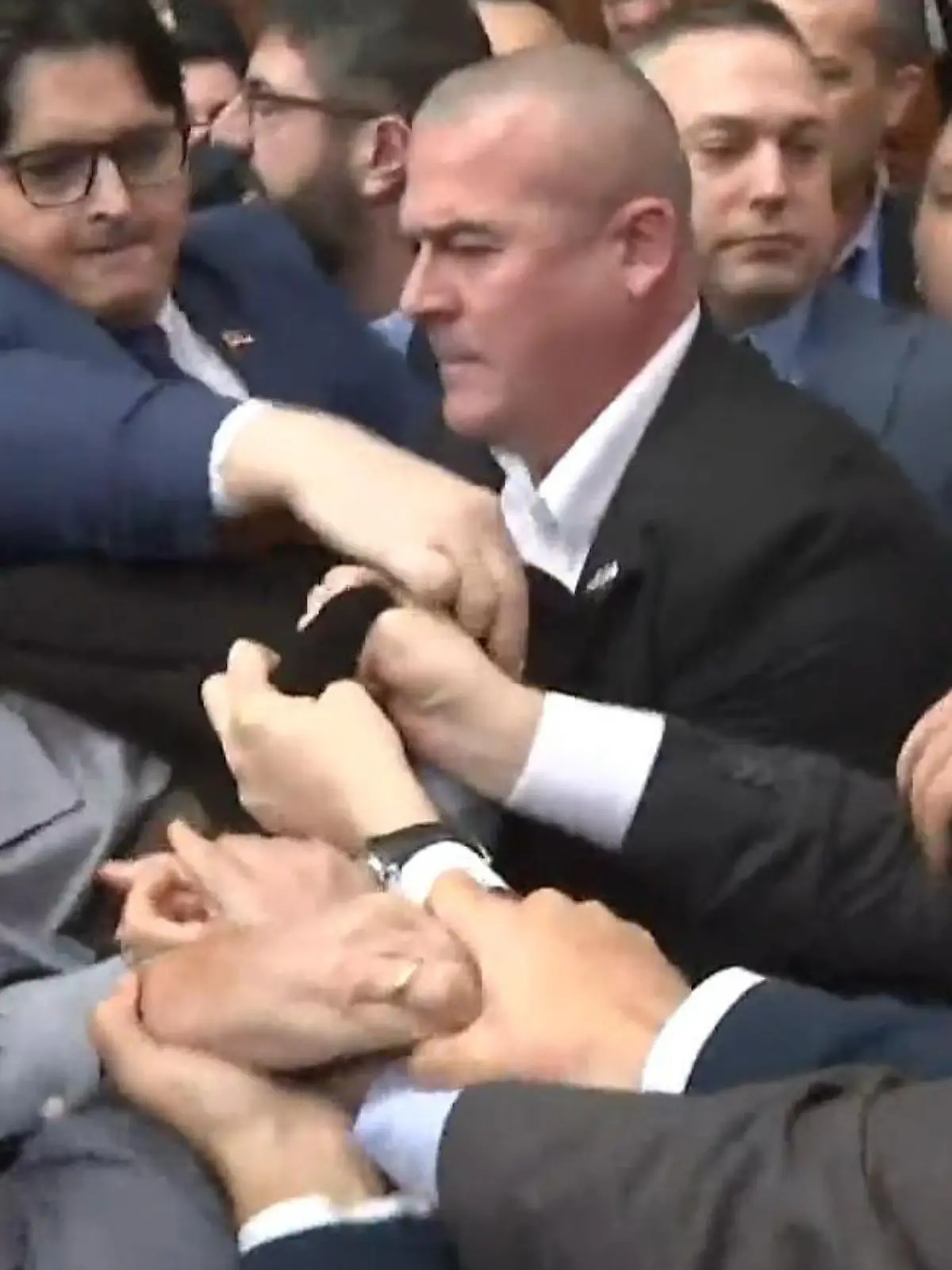 Im serbischen Parlament eskaliert die Situation völlig.