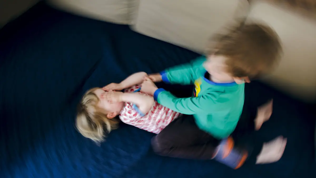 Wenn sich die eigenen Kinder prügeln, wissen Eltern oft nicht weiter.