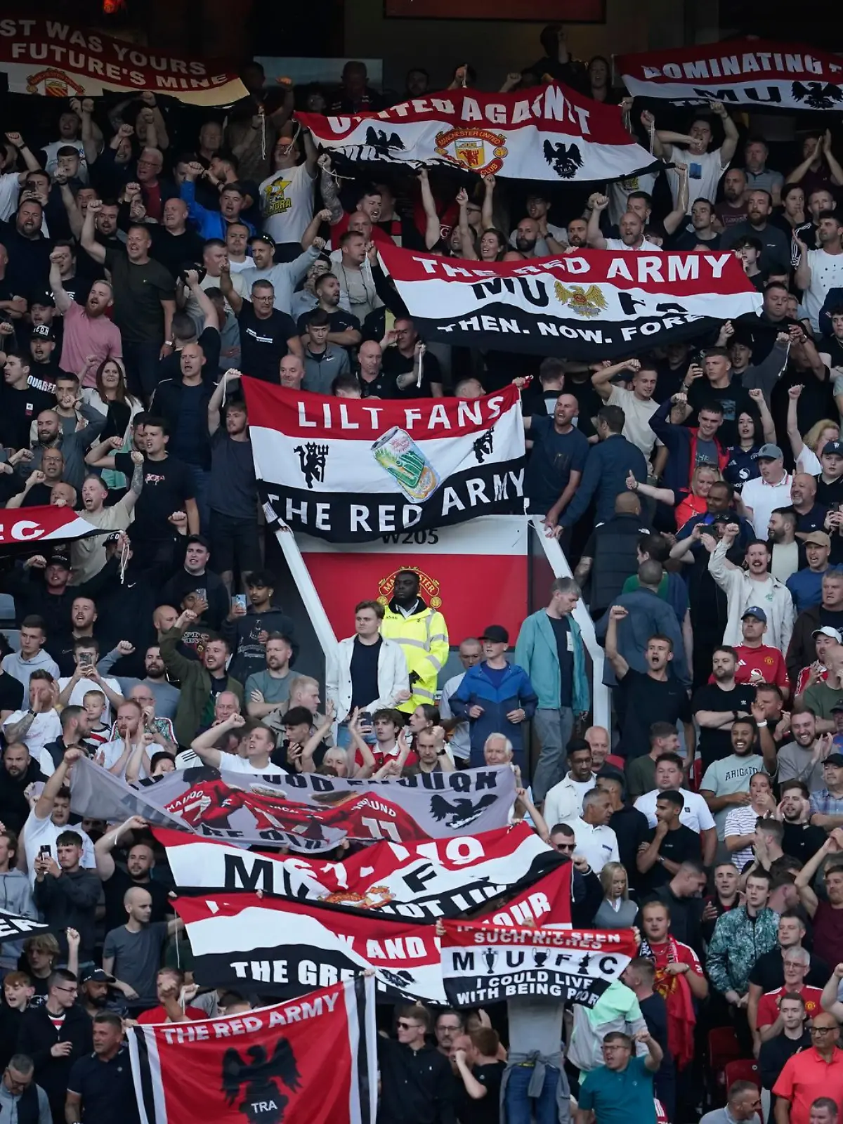 Bild zu: "Fußball-Club hilft Fans mit Blasenschwäche
"