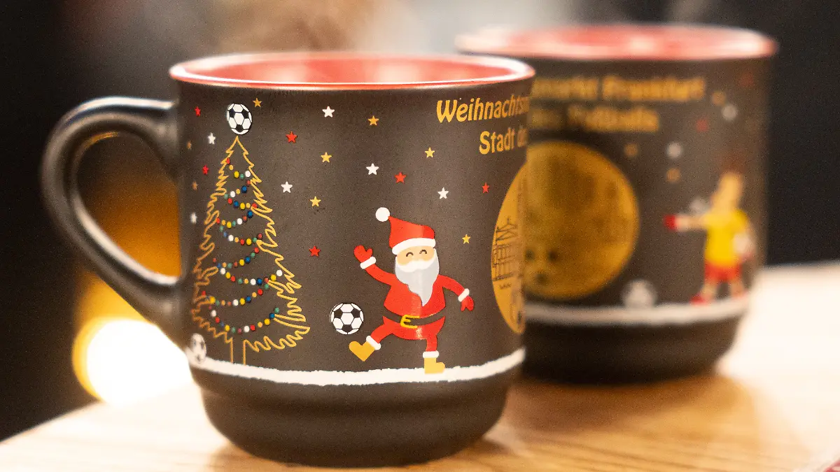Frankfurt: Die Glühwein-Tassen wurden eigens für diese Saison angefertigt.