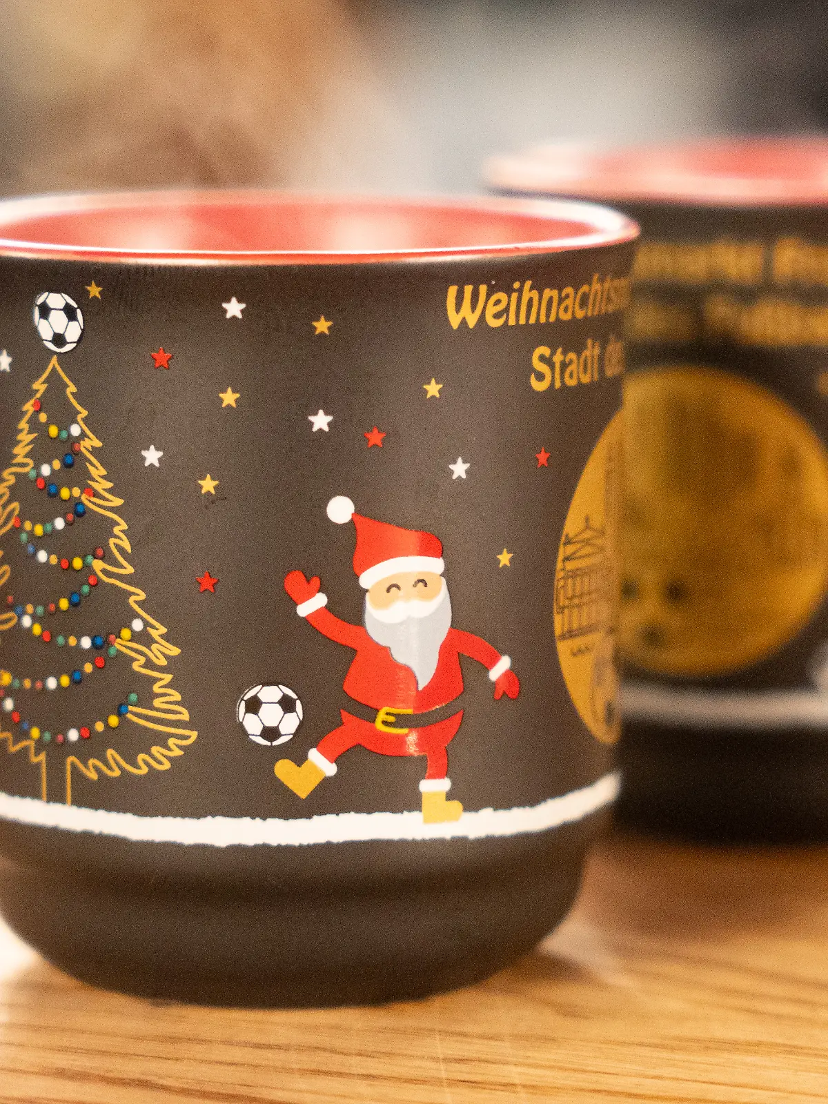 Frankfurt: Die Glühwein-Tassen wurden eigens für diese Saison angefertigt.