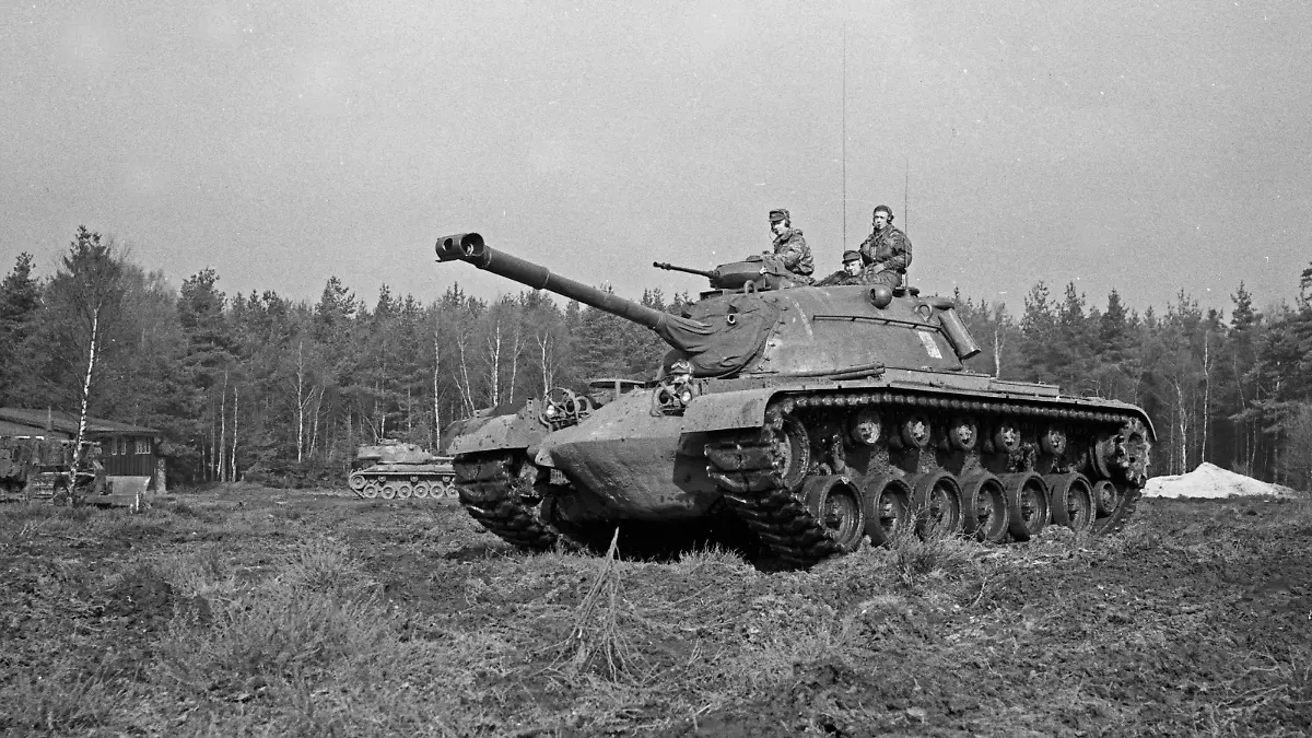 Ein Leopard 1 Panzer der Bundeswehr auf dem Truppenübungsplatz, Deutschland 1950er Jahre. A Leopard 1 tank of the German Bundeswehr at a military exercising ground, Germany 1950s.