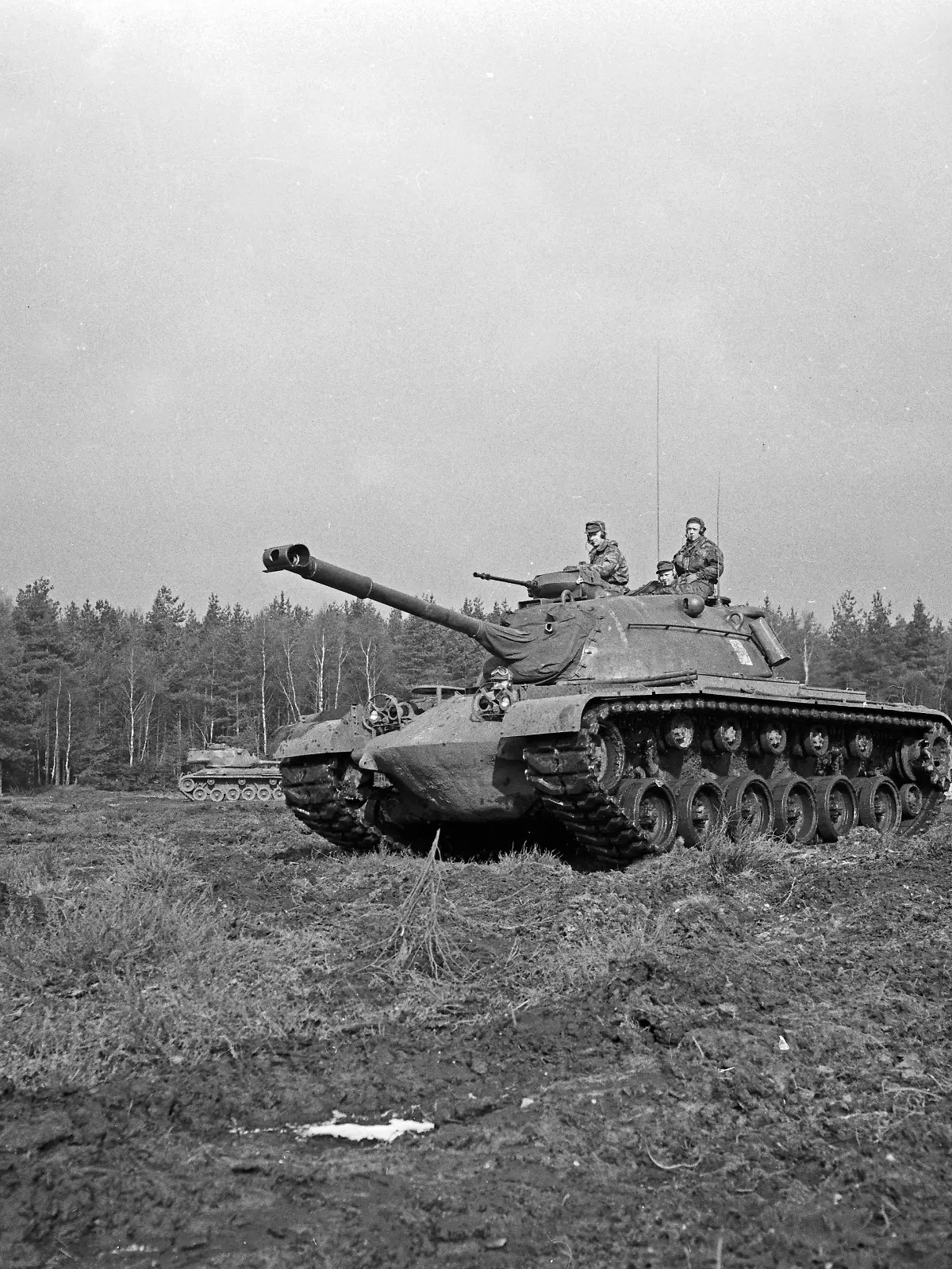 Ein Leopard 1 Panzer der Bundeswehr auf dem Truppenübungsplatz, Deutschland 1950er Jahre. A Leopard 1 tank of the German Bundeswehr at a military exercising ground, Germany 1950s.