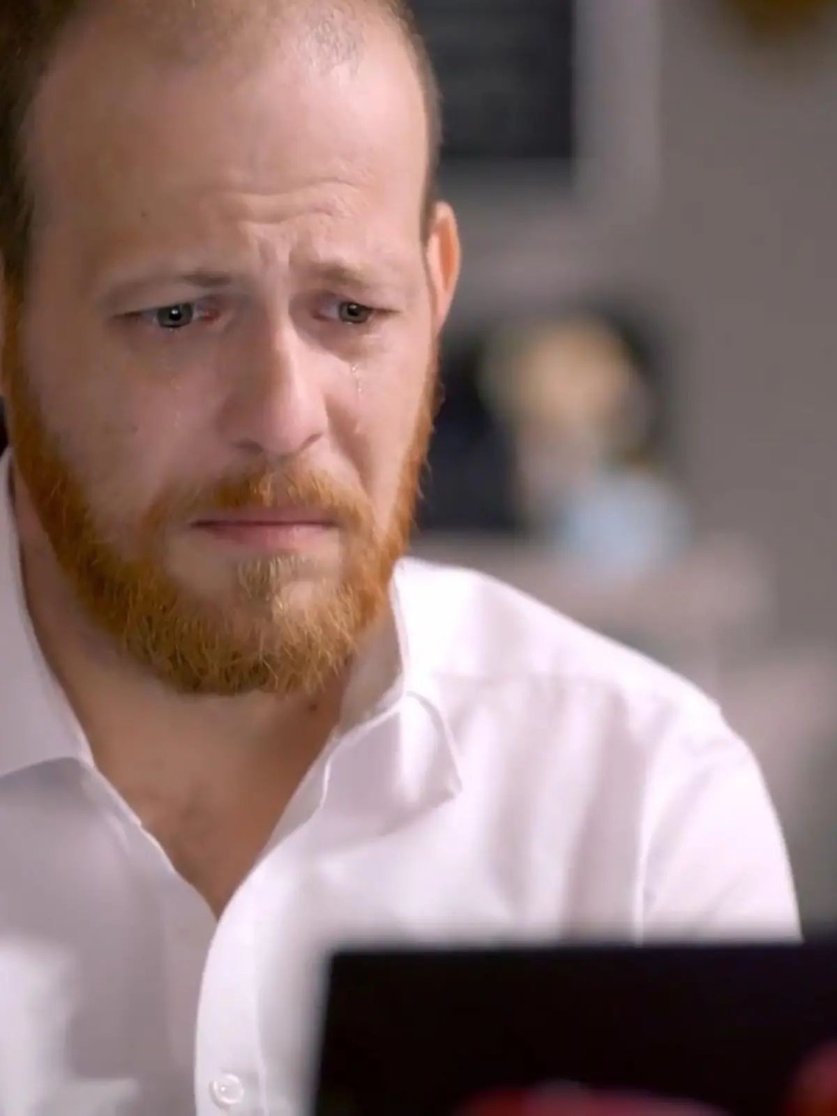 Unter uns: Tobias schaut sich das Video von Viviens Sturz an