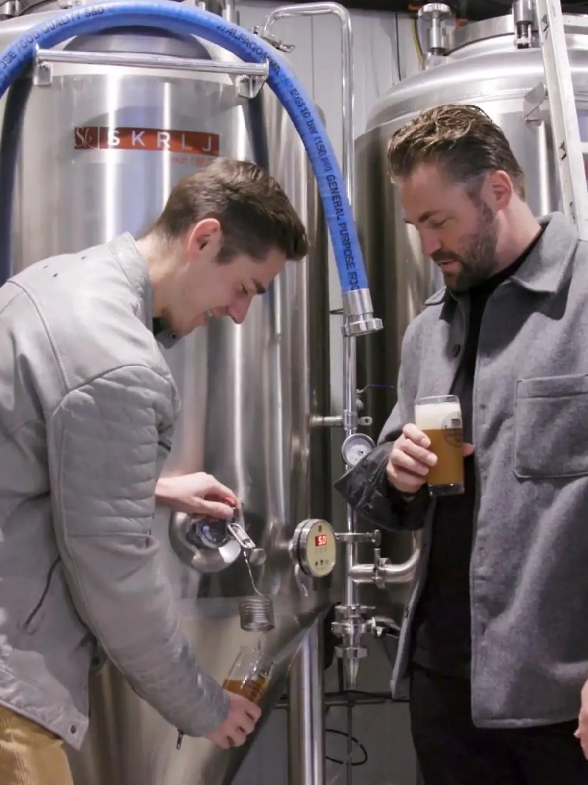 Timothy Boldt und Benjamin Heinrich statten einer Brauerei einen Besuch ab.