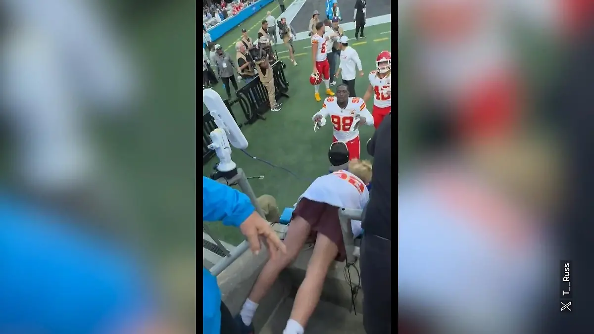 Junge fällt bei Chiefs-Spiel von Tribüne - und wird gefangen Einmal den Atmen anhalten, bitte!