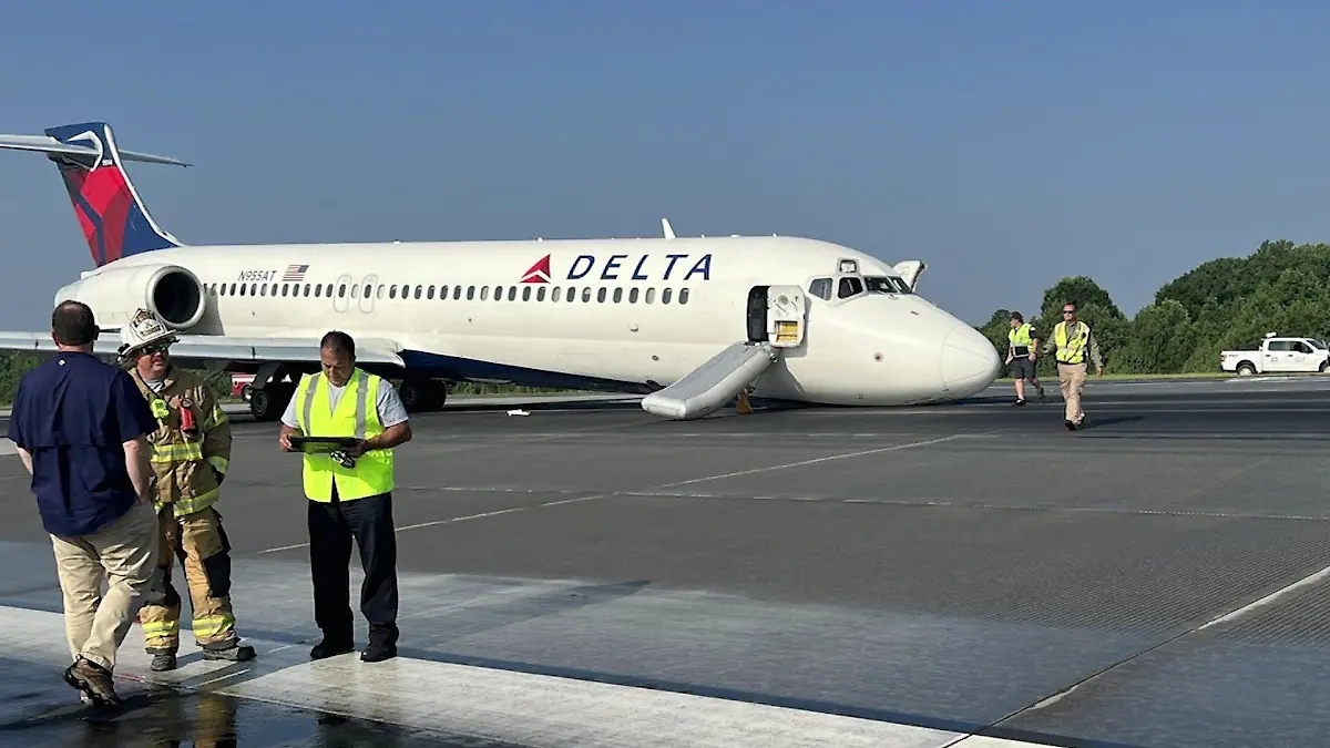 Die Nase der Boeing 717 liegt direkt auf der Landebahn des Flughafens in Charlotte (North Carolina, USA) auf.