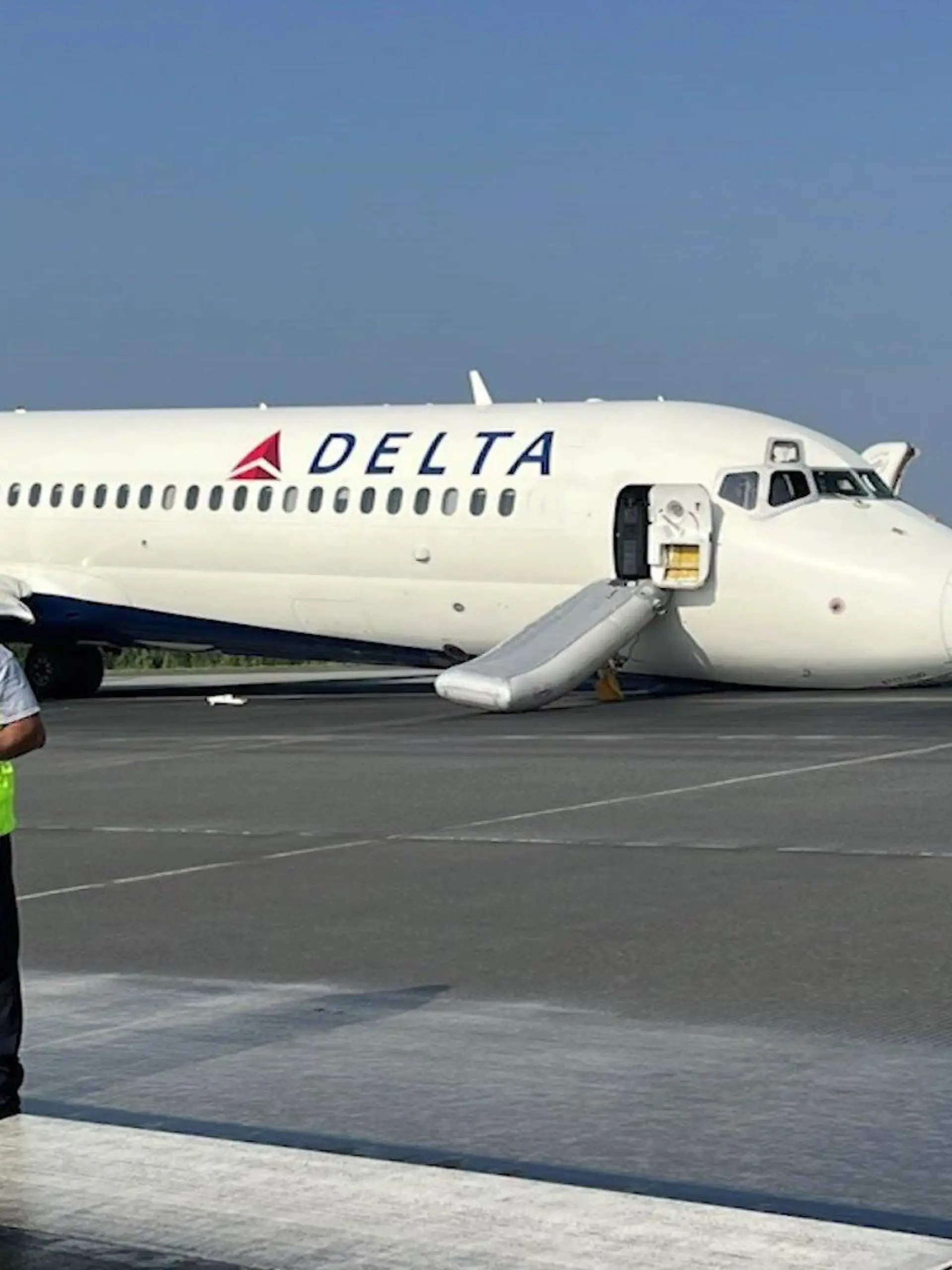 Die Nase der Boeing 717 liegt direkt auf der Landebahn des Flughafens in Charlotte (North Carolina, USA) auf.