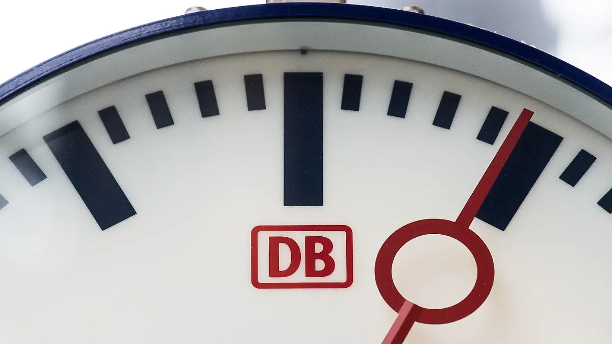 ARCHIV - 03.09.2018, Hessen, Frankfurt/Main: Eine Uhr mit dem Logo der Deutschen Bahn hängt im Hauptbahnhof. Aus Sicht des Bundesrechnungshofs tut das Verkehrsministerium zu wenig gegen die Unzuverlässigkeit im Fernverkehr der Deutschen Bahn. (zu dpa «Rechnungshof kritisiert Unpünktlichkeit bei der Bahn») Foto: Silas Stein/dpa +++ dpa-Bildfunk +++