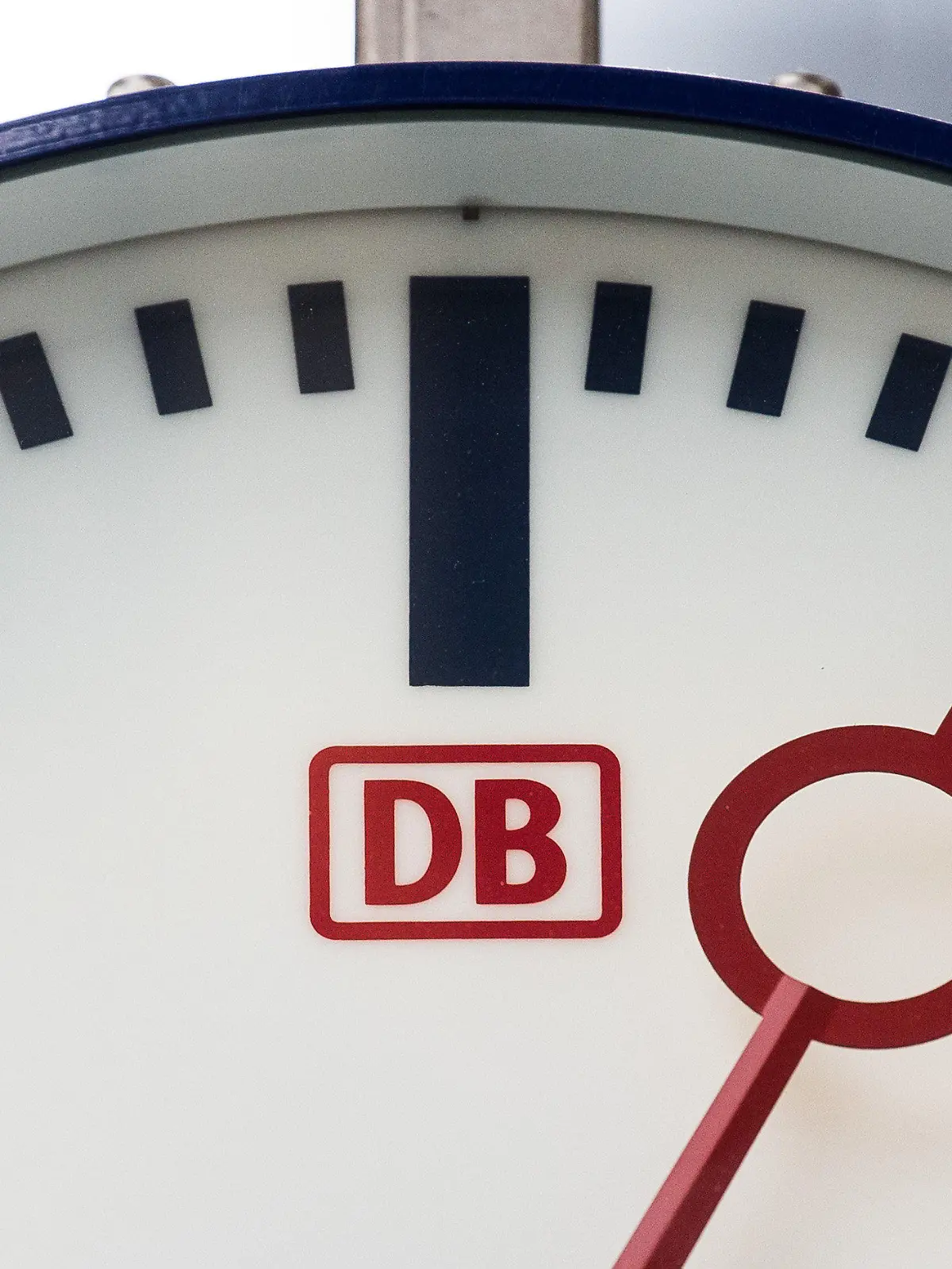 ARCHIV - 03.09.2018, Hessen, Frankfurt/Main: Eine Uhr mit dem Logo der Deutschen Bahn hängt im Hauptbahnhof. Aus Sicht des Bundesrechnungshofs tut das Verkehrsministerium zu wenig gegen die Unzuverlässigkeit im Fernverkehr der Deutschen Bahn. (zu dpa «Rechnungshof kritisiert Unpünktlichkeit bei der Bahn») Foto: Silas Stein/dpa +++ dpa-Bildfunk +++