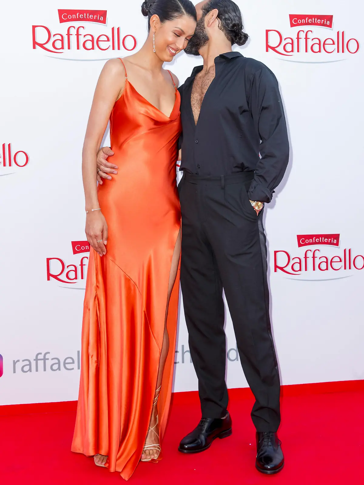 Rebecca Mir mit Ehemann Massimo Sinato beim Raffaello Summer Day 2022 am 23. Juni 2022 vorm KPM Hotel & Residences in Berlin.