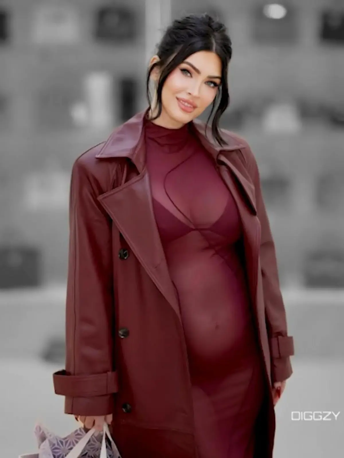 Bild zu: "Strahlend schön! Megan Fox zeigt Babykugel im transparenten Kleid"