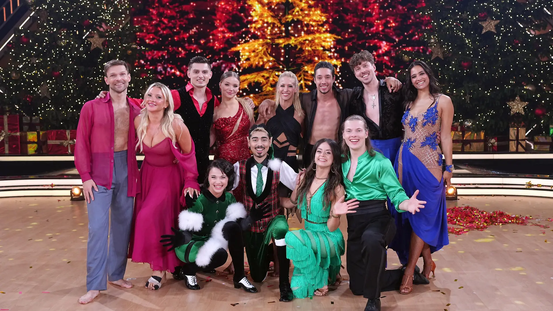Die Paare in der großen Weihnachtsshow. Wer wird Christmas Dancing Star 2024? (hinten v.l.) Vadim Garbuzov & Evelyn Burdecki, Zsolt Sándor Cseke & Julia Beautx, Kathrin Menzinger & René Casselly, Valentin Lusin & Amira Aly - (vorne v.l.) Anastasia Stan & Tony Bauer, Malika Dzumaev & Gabriel Kelly
+++ Die Verwendung des sendungsbezogenen Materials ist nur mit dem Hinweis und Verlinkung auf RTL+ gestattet. +++