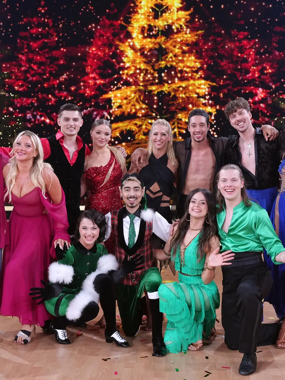 Die Paare in der großen Weihnachtsshow. Wer wird Christmas Dancing Star 2024? (hinten v.l.) Vadim Garbuzov & Evelyn Burdecki, Zsolt Sándor Cseke & Julia Beautx, Kathrin Menzinger & René Casselly, Valentin Lusin & Amira Aly - (vorne v.l.) Anastasia Stan & Tony Bauer, Malika Dzumaev & Gabriel Kelly

+++ Die Verwendung des sendungsbezogenen Materials ist nur mit dem Hinweis und Verlinkung auf RTL+ gestattet. +++