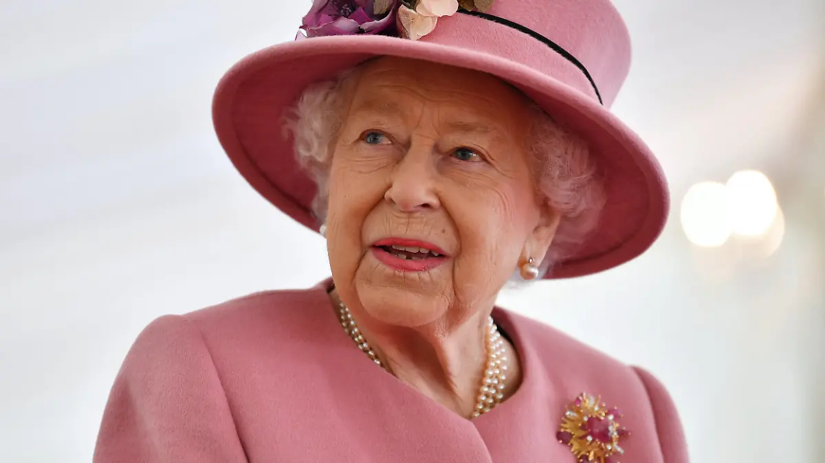 ARCHIV - 15.10.2020, Großbritannien, Porton Down: Königin Elisabeth II. von Großbritannien spricht während ihres Besuchs eines Rüstungstechnologiezentrum in der Nähe der südenglischen Stadt Salisbury. In einem seltenen persönlichen Einblick hat Queen Elizabeth II. über Folgen ihrer Corona-Erkrankung berichtet. (Zu dpa "Queen Elizabeth II.: Corona «macht einen sehr müde und erschöpft»") Foto: Ben Stansall/PA Wire/dpa +++ dpa-Bildfunk +++