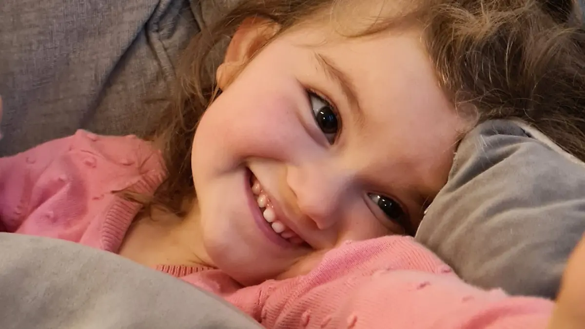 Aria Flynn (3) ist aktuell die einzige Person, die eine besonders seltene Form einer mitochondrialen Erkrankung hat.