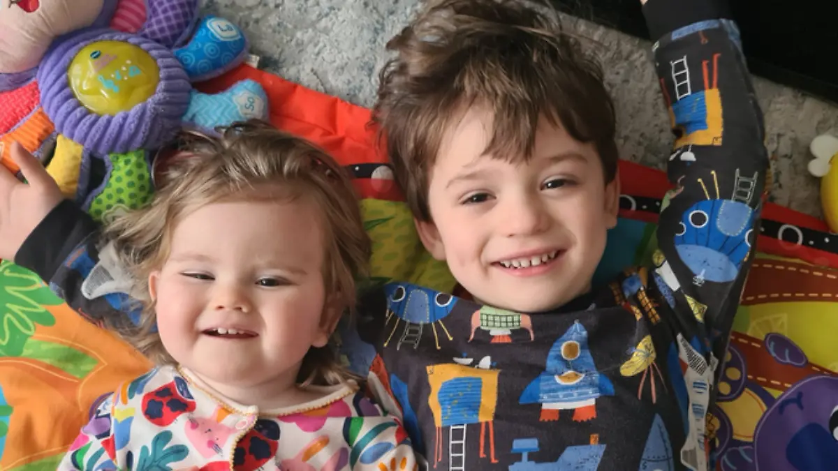 Mit ihrem älteren Bruder Oscar (5) kann Aria trotz ihrer schrecklichen Diagnose Kind sein.
