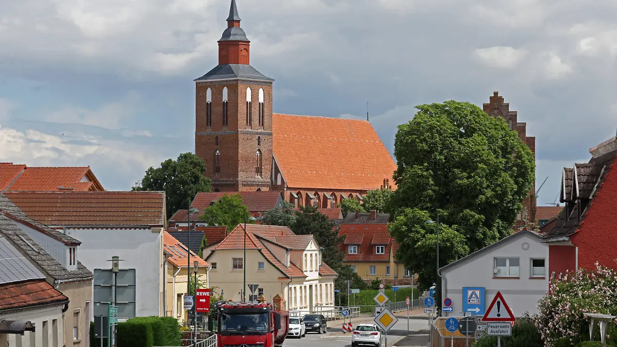 27.06.2023, Mecklenburg-Vorpommern, Altentreptow: Blick auf die Innenstadt von Altentreptow, wo sich die Schule der 13-jährigen befindet, die nach mutmaßlichem Drogenmissbrauch gestorben ist. Nach dem Tod des Mädchens mutmaßlich durch Einnahme einer Ecstasy-Pille sind vier Tatverdächtige festgenommen worden. Bei ihnen handelt es sich laut Polizeiangaben um Personen im Alter von 16, 17, 17 und 37 Jahren. Foto: Bernd Wüstneck/dpa +++ dpa-Bildfunk +++
