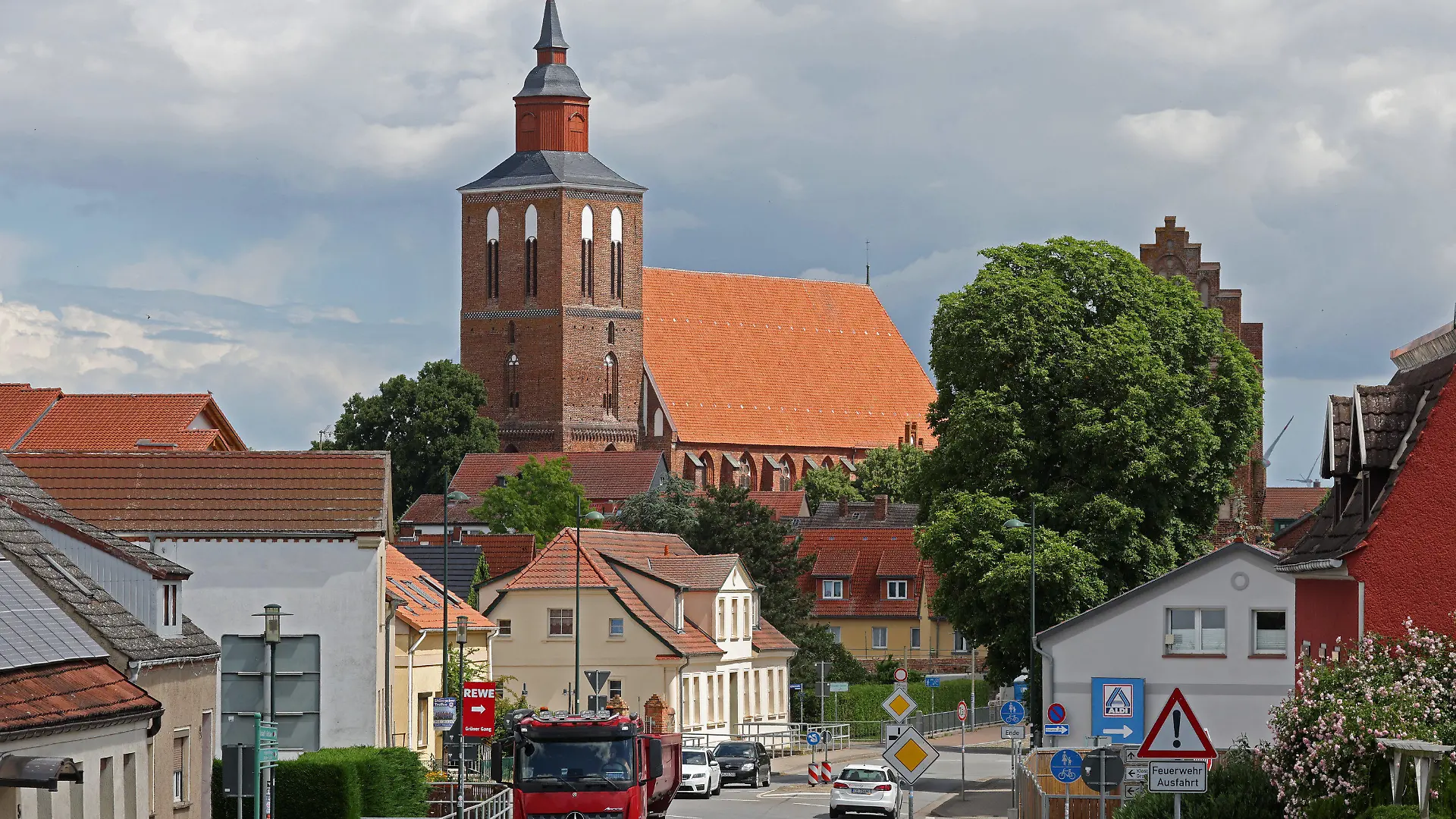 27.06.2023, Mecklenburg-Vorpommern, Altentreptow: Blick auf die Innenstadt von Altentreptow, wo sich die Schule der 13-jährigen befindet, die nach mutmaßlichem Drogenmissbrauch gestorben ist. Nach dem Tod des Mädchens mutmaßlich durch Einnahme einer Ecstasy-Pille sind vier Tatverdächtige festgenommen worden. Bei ihnen handelt es sich laut Polizeiangaben um Personen im Alter von 16, 17, 17 und 37 Jahren. Foto: Bernd Wüstneck/dpa +++ dpa-Bildfunk +++