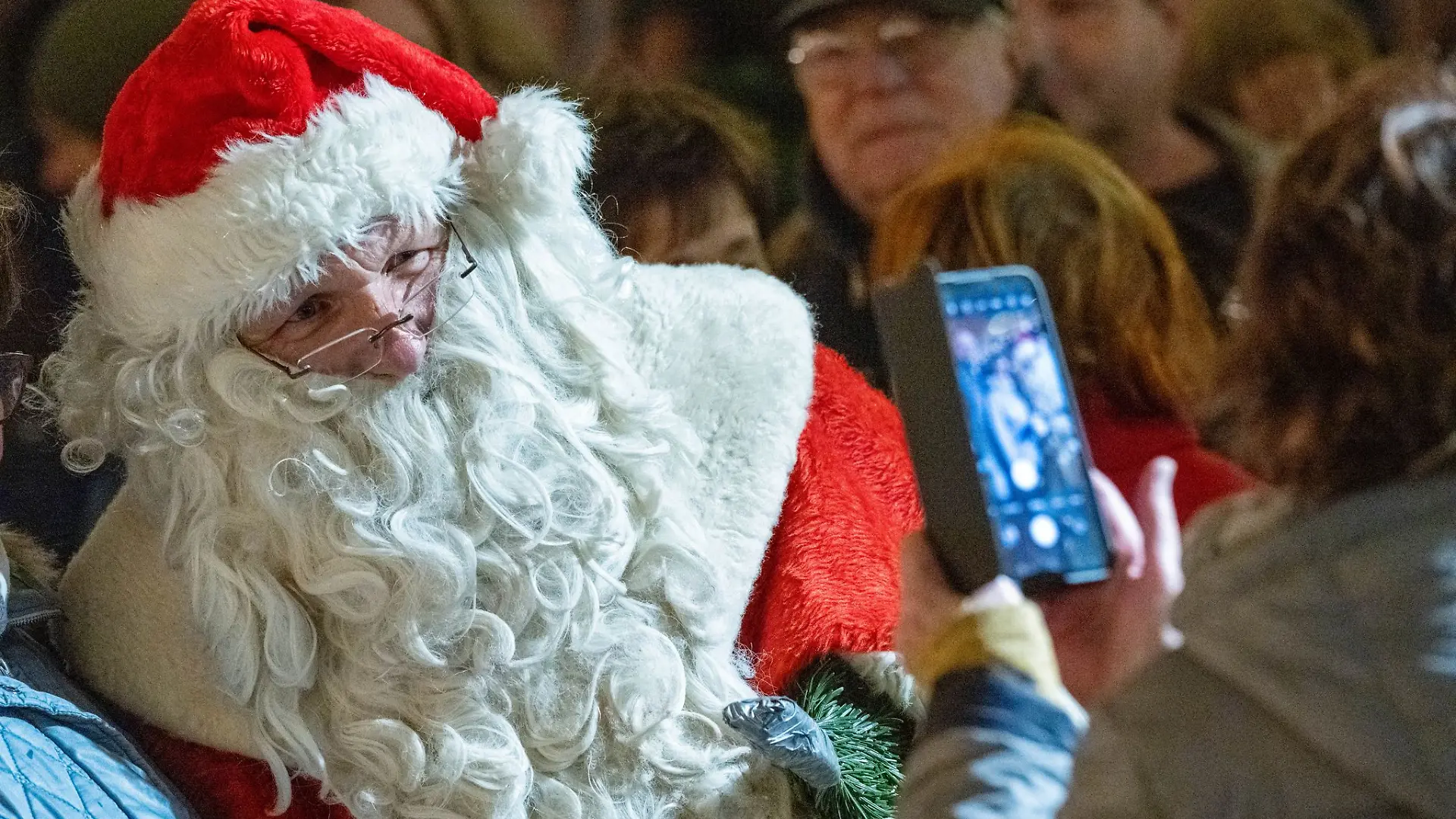 Der Vorfall zwischen einem Weihnachtsmann und einem Kind auf dem Stralsunder Weihnachtsmarkt hat die Polizei auf den Plan gerufen.