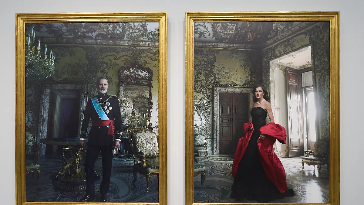 Die Porträts von König Felipe und Königin Letizia hängen in Madrid