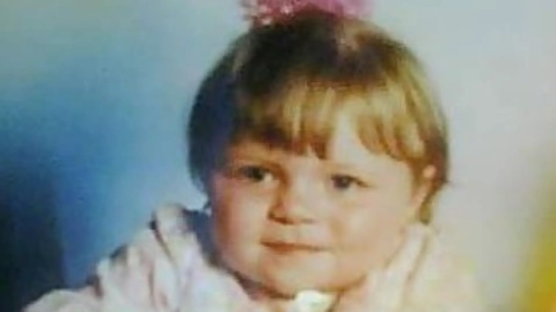 Die kleine Caitlin im Kleinkindalter. Bis heute versucht sie ihre Existenz nachzuweisen, weil sie keine Geburtsurkunde hat.