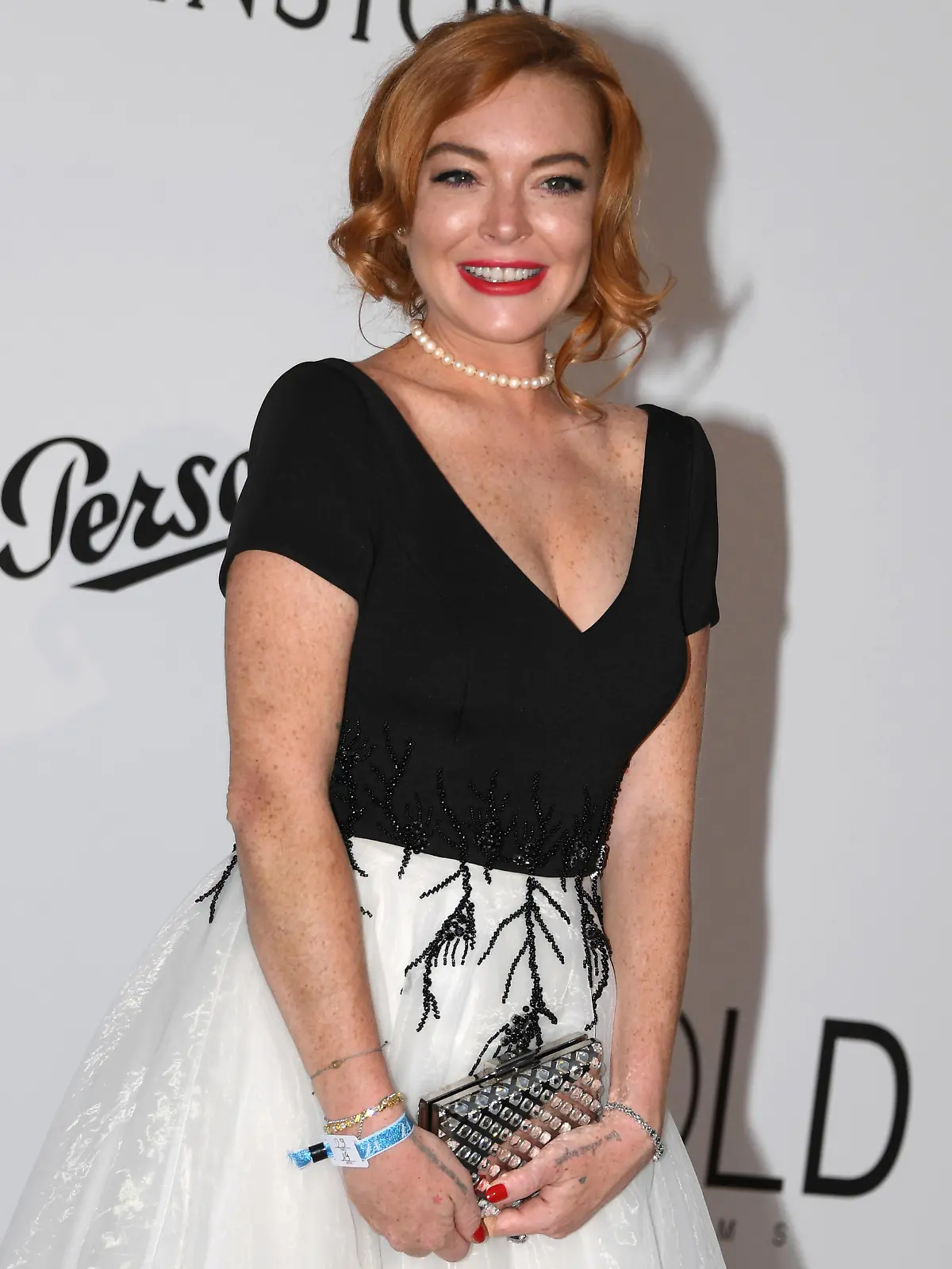 ARCHIV - 25.05.2017, Frankreich, Cap D'antibes:  Schauspielerin Lindsay Lohan kommt bei den Filmfestspielen in Cannes (Frankreich) zur Spendengala der amerikanischen Aids-Hilfe amfAR. Lohan genießt ihr Leben und ihre Privatsphäre im Emirat Dubai abseits des Promi-Wirbels in den USA. (zu dpa "Lindsay Lohan genießt ihr Leben und ihre Privatsphäre in Dubai" vom 28.06.2018) Foto: Arthur Mola/Invision /AP/dpa +++ dpa-Bildfunk +++