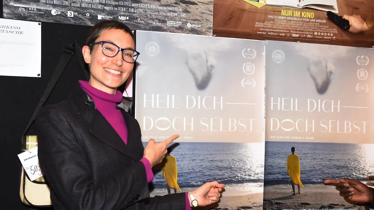  Yasmin C. Rams 36 Regisseurin Produzentin Muenchen 02.04.2022 Rio Kino Premiere zum Dokumentar Film . HEIL DICH DOCH SELBST Muenchen *** Yasmin C Rams 36 director producer Munich 02 04 2022 Rio cinema premiere for documentary film HEIL DICH DOCH SELBST Munich