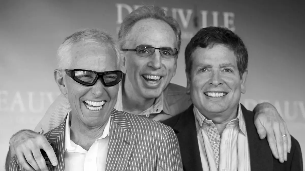 Komödien-Genie Jim Abrahams (links) - hier mit Jerry Zucker und David Zucker im Jahr 2009 - ist jetzt mit 80 Jahren gestorben. (Archivfoto)