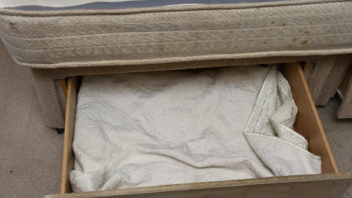 Die Mutter steckte ihr Neugeborenes immer in diese Schublade im Zimmer.