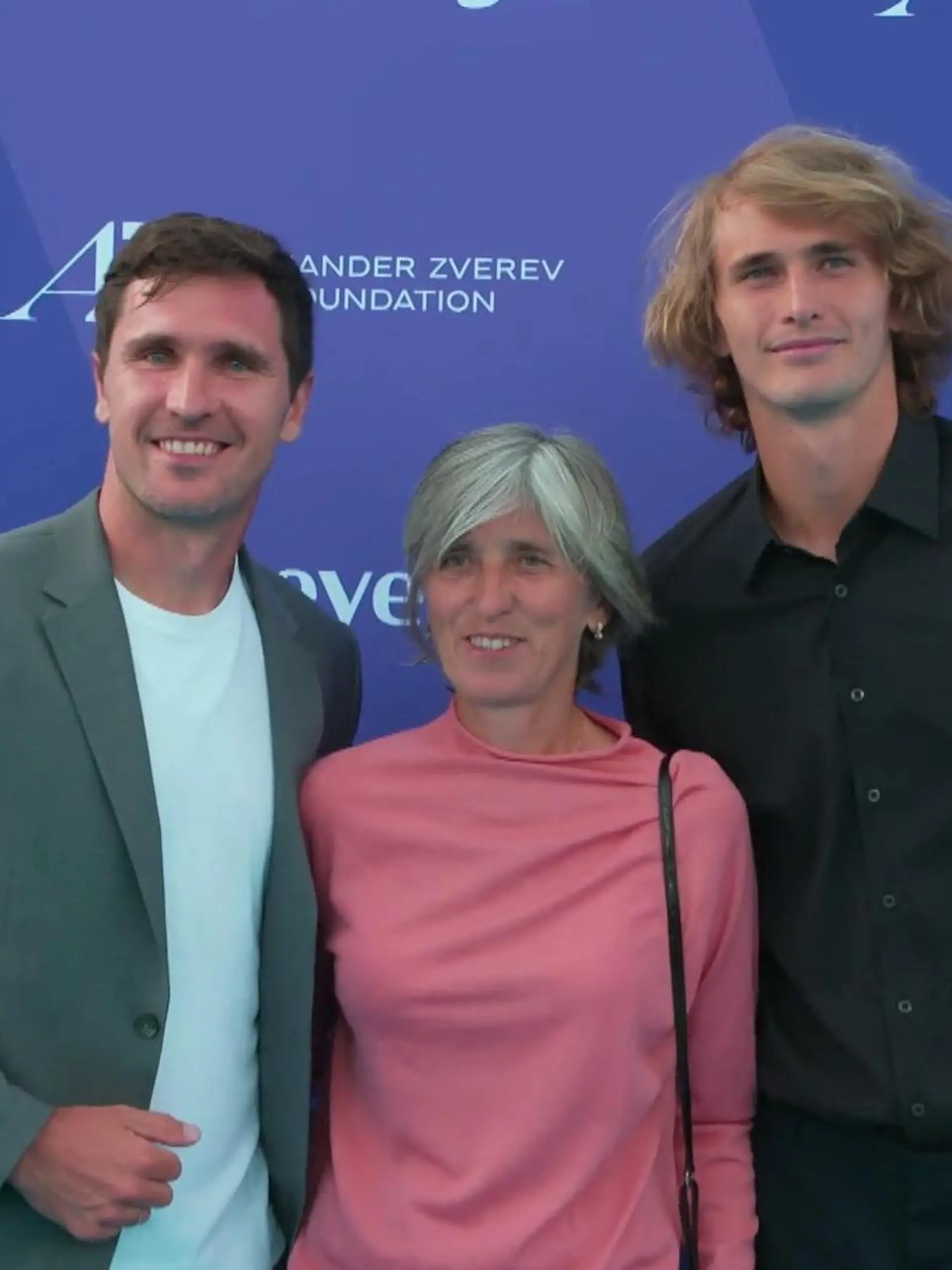 Alexander Zverev bekommt beim WorldChanger Tennisturnier Unterstützung von Bruder Mischa und Mama Irina.