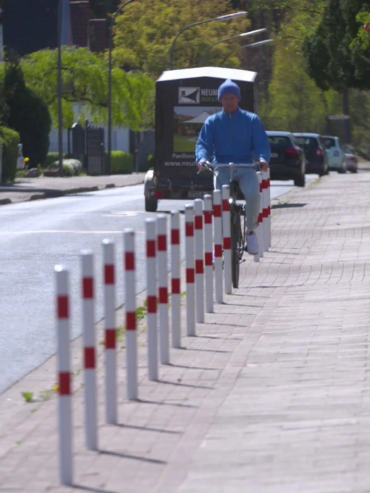 Radfahren scheint in Osnabrück komplizierter zu sein als woanders. Grund dafür ist ein vermeintlicher Radweg, der zu einer abenteuerlichen Slalom-Fahrt wurde. Nervig und teuer ist der Poller-Parcours, sagen die Anwohner.