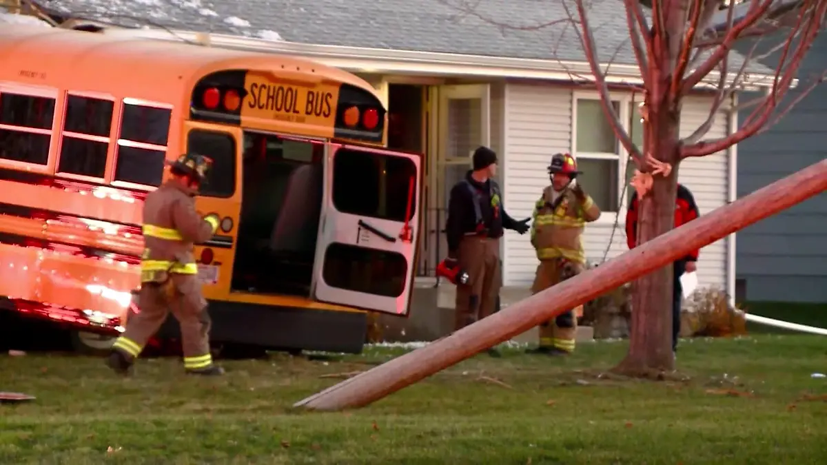 Busfahrer kracht auf dem Weg zur Schule in Wohnhaus Er ist wohl vom Weg abgekommen!