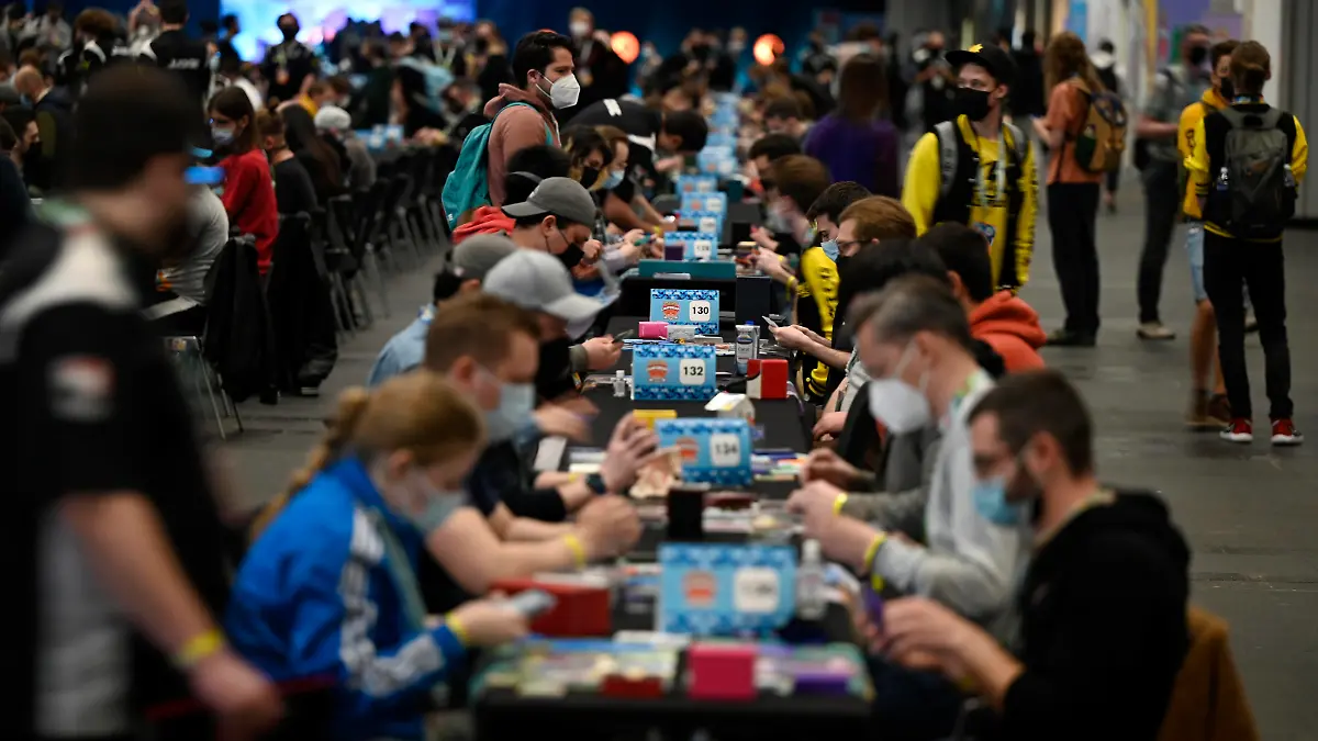  Pokemon Internationalmeisterschaften 2022 22.04.2022 Frankfurt Pokemon Championships Europe auf dem Messegelände Halle 6. Spieler mit Sammelkarten. Frankfurt Frankfurt Hessen Germany *** Pokemon International Championships 2022 22 04 2022 Frankfurt Pokemon Championships Europe at the exhibition center Hall 6 players with trading cards Frankfurt Frankfurt Hesse Germany