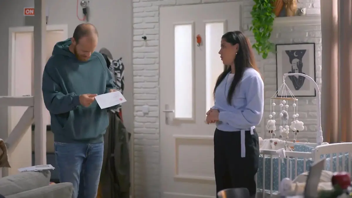 Sina zeigt Tobias Stinkers Obduktionsbericht „Unter uns“-Folge vom 03.12.24 auf RTL+