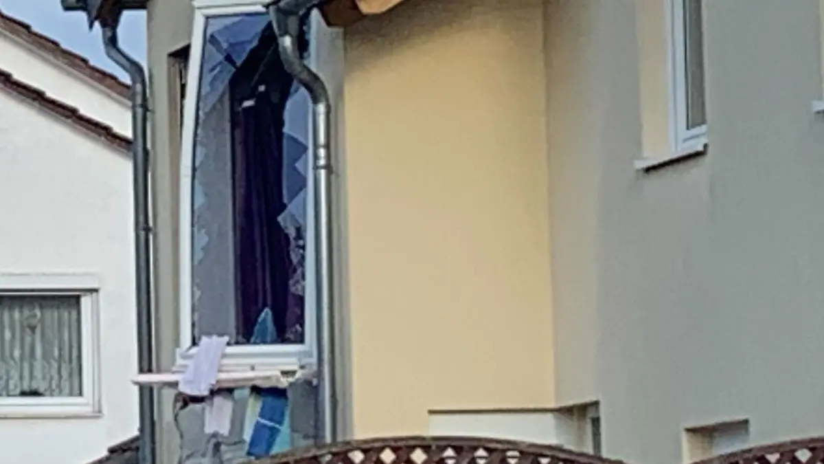 Laut Zeugenaussagen soll es in einem Wohnhaus zu einer Explosion gekommen sein.