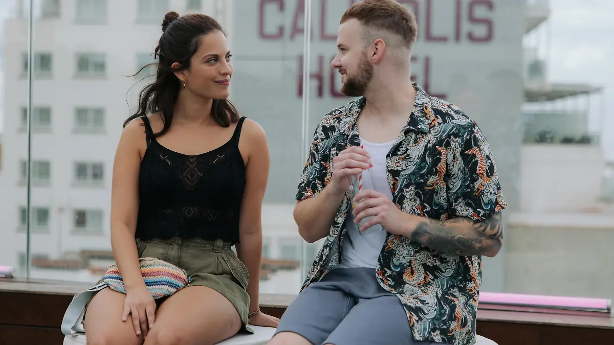 Jonas (Felix van Deventer) genießt den Sommerflirt mit der geheimnisvollen Lucina (Helena Gerez).
