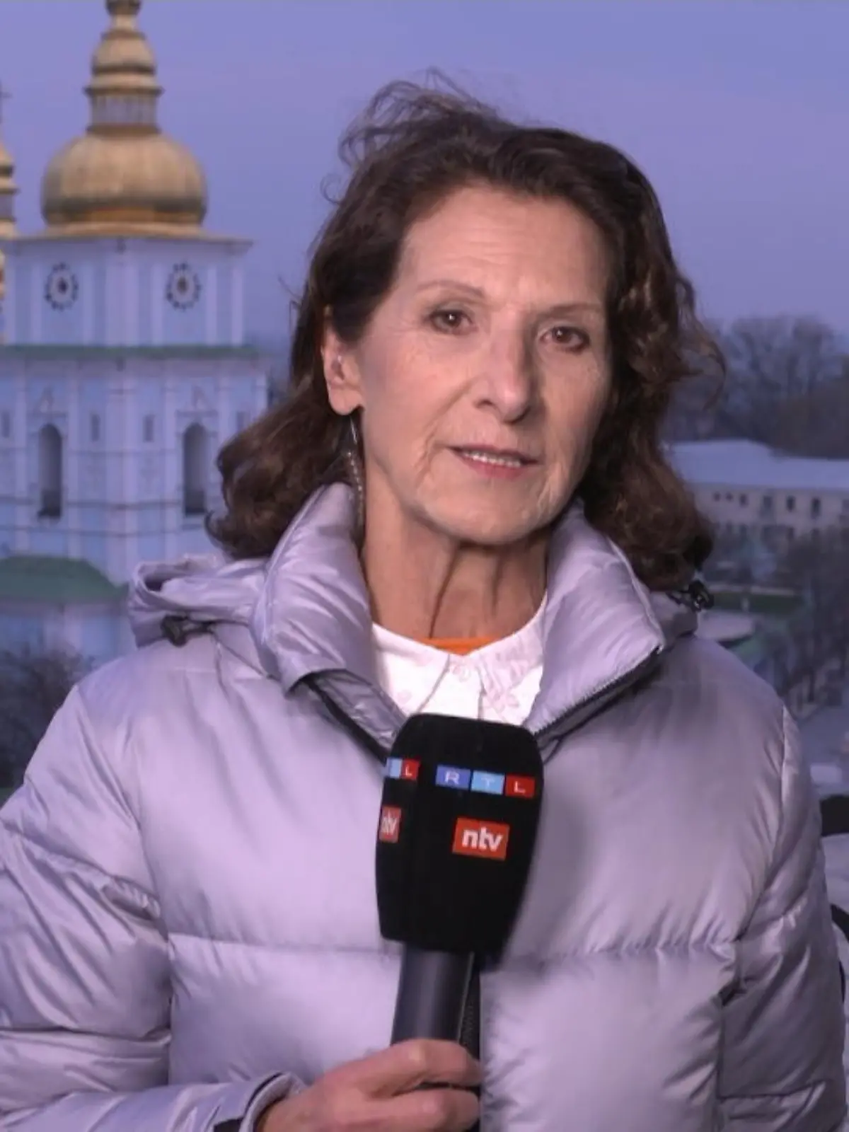 Die langjährige Reporterlegende Antonia Rados ist für RTL und ntv schon in vielen Kriegs- und Krisengebieten gewesen. Nun berichtet sie über den Ukraine-Krieg - vor Ort.