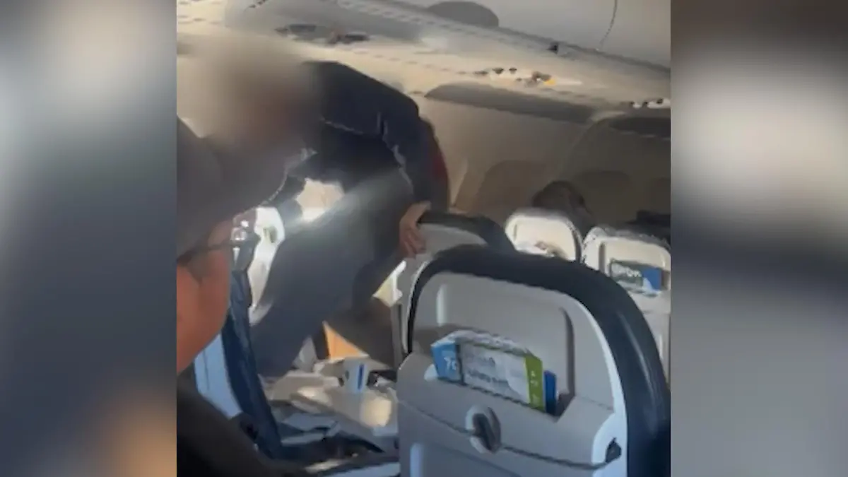 Crew schaut zu – bis es eskaliert! Passagier baut Sitz ab. Will er mehr Beinfreiheit?!