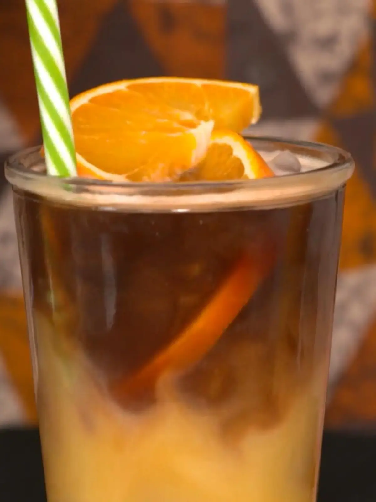 Erfrischend oder doch eher eklig? Der Espresso-Orangensaft ist der neue Getränke-Hype. Doch ist das Sommer-Trend-Getränk 2022 wirklich so ein Geschmackshit? Auf Tiktok und anderen Plattformen kursiert der Trend, Espresso mit diversen anderen Getränken zu mischen. Perfekt als Erfrischungsgetränk für den Sommer. Ob das Trend-Getränk auch wirklich schmeckt und zwei weitere Kaffee-Cocktails, zeigen wir Ihnen hier.