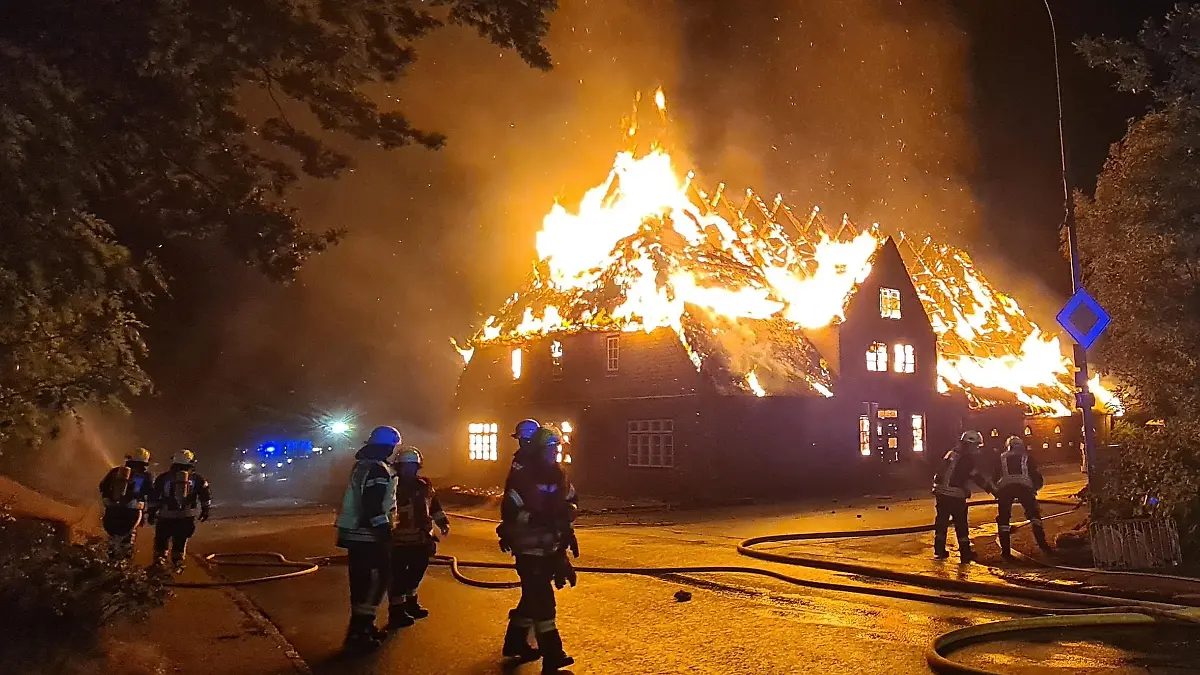Das Reetdachhaus in Kuden brennt lichterloh.