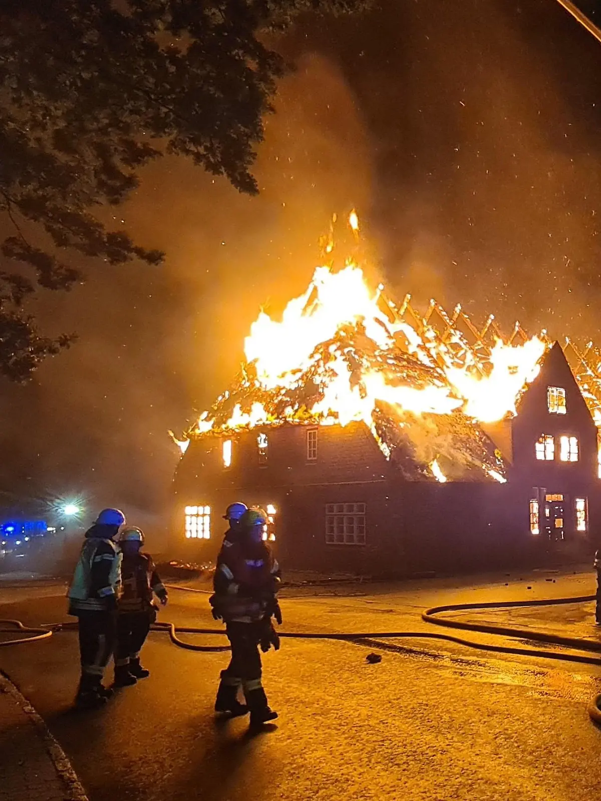 Das Reetdachhaus in Kuden brennt lichterloh.