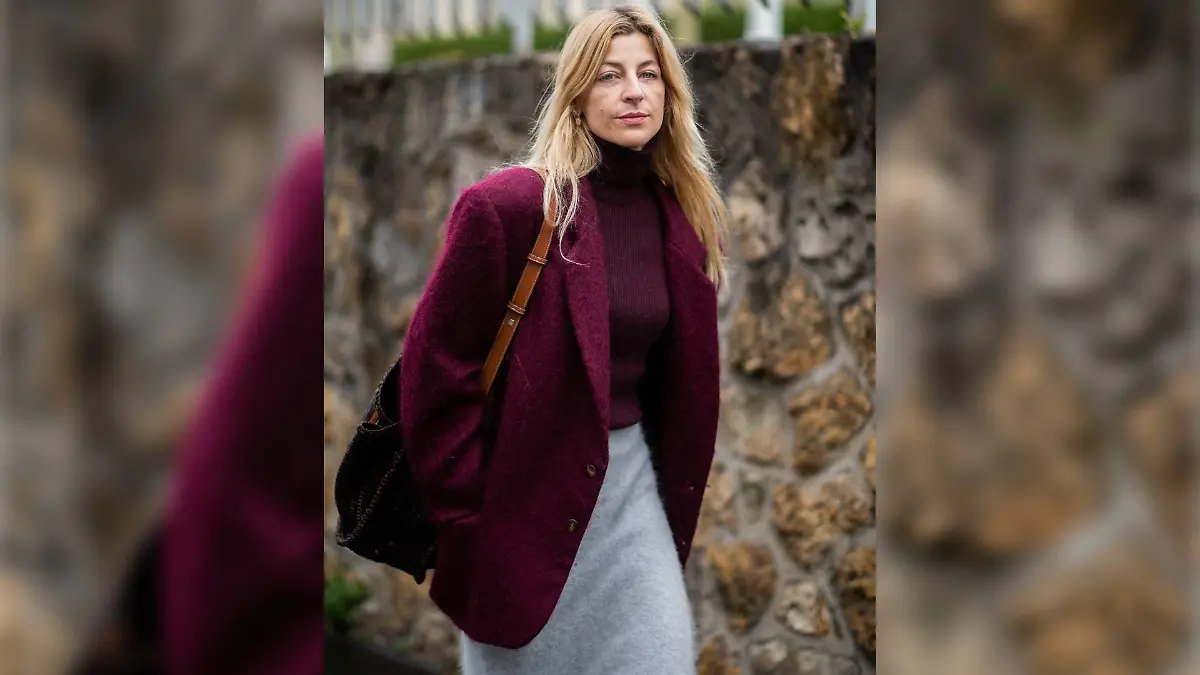 Schuhdesignerin Ada Kokosar zeigt auf der Fashion Week in Paris, wie es geht: Der weinrote Blazer ist mit einem dunkleren burgunderroten Rollkragenpullover und dem grauen Bleistiftrockt perfekt kombiniert.