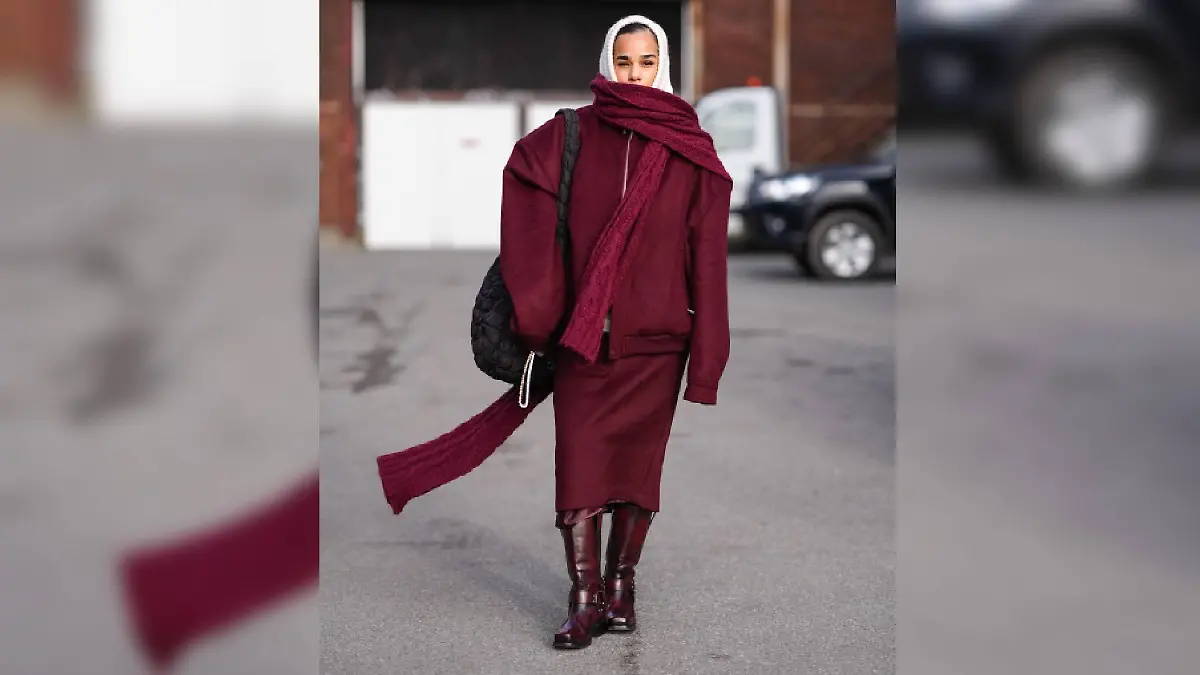 Schon Anfang des Jahres zeigte sich auf der Fashion Week in Kopenhagen, wie der Trend wintertauglich gestylt werden kann. Einfach alles in Burgunderrot kaufen! In diesem Fall eine angesagte Balaclava, einen langen Schal, eine warme Jacke, ein Rock und Lederstiefel.
