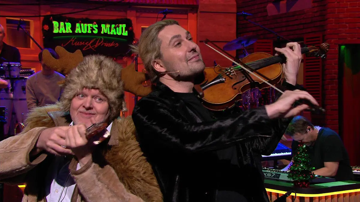 Stefan Raab und David Garrett verzaubern mit „Stille Nacht“ Weihnachtsstimmung bei DGHNDM