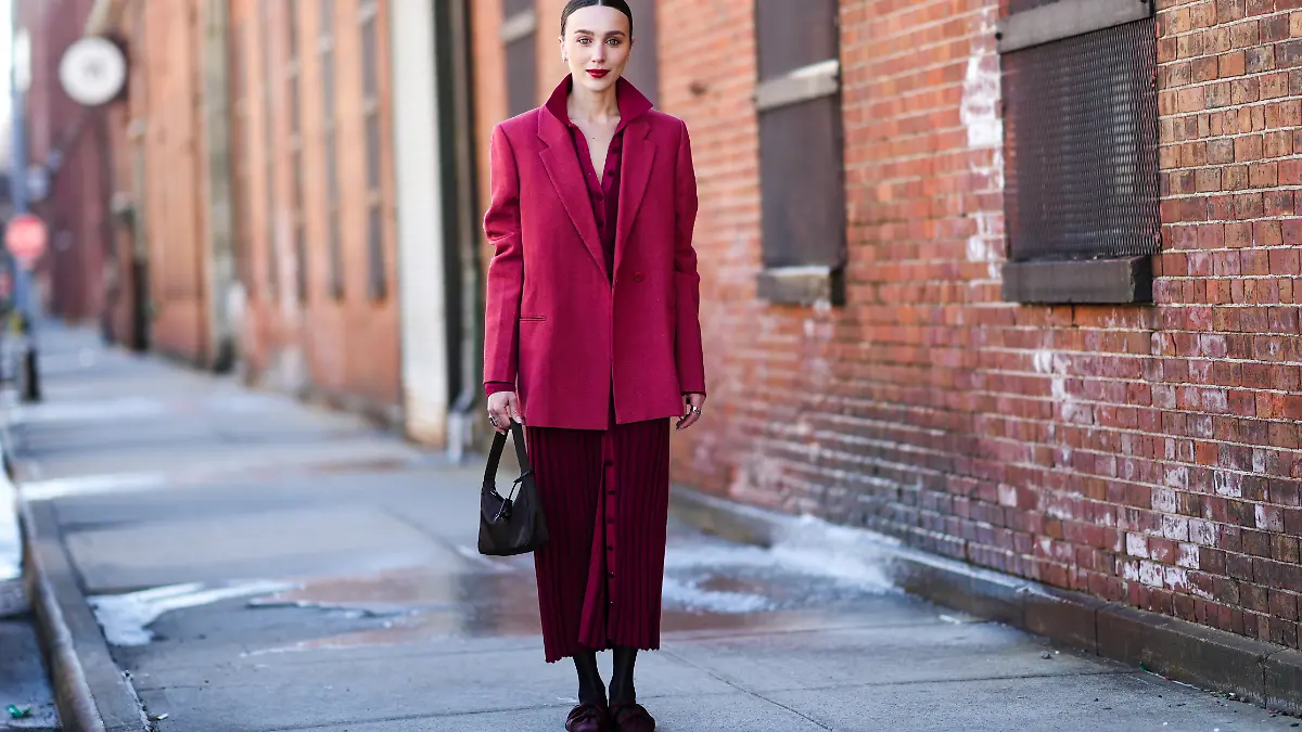 Influencerin Mary Leest, die mehr als eine Million Abonnenten bei Instagram hat, präsentiert in New York einen festlichen Look mit einem bordeauxroten Kleid und gleichfarbigen Blazer