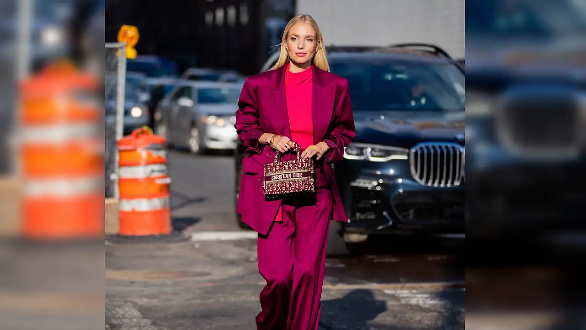 4,8 Millionen Menschen interessieren sich auf Instagram für die Outfits von Leonie Hanne - die mit diesem Look zeigt, wie schön ein bordeauxroter Hosenanzug aussehen kann